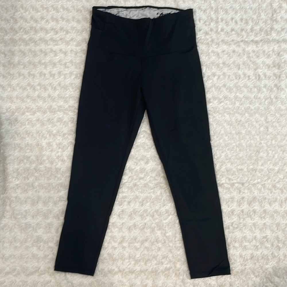 Size L black Dragon fit compression leggings. Worn once. Pocket in the back